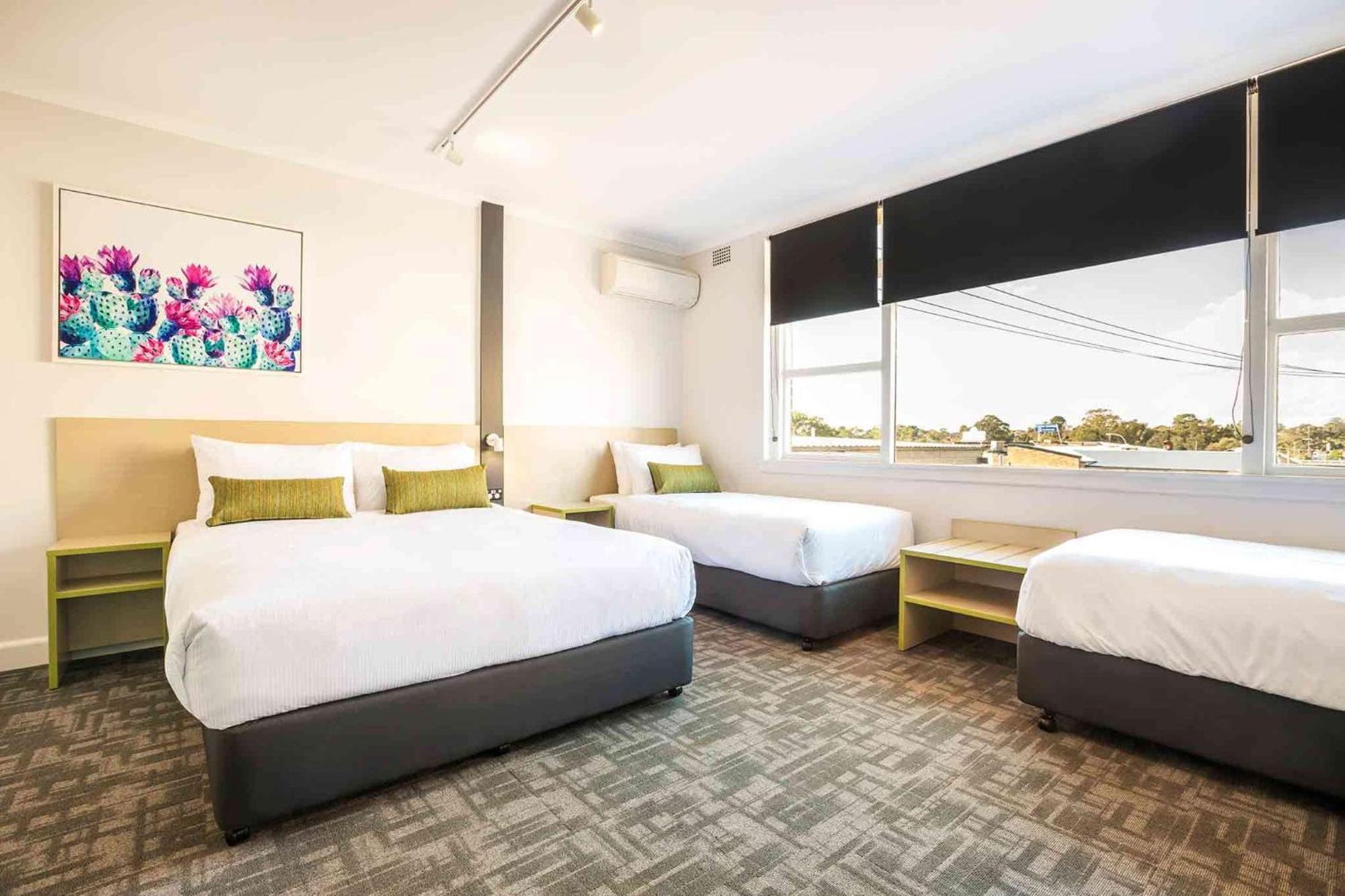 Nightcap At Hume Hotel Bankstown Buitenkant foto