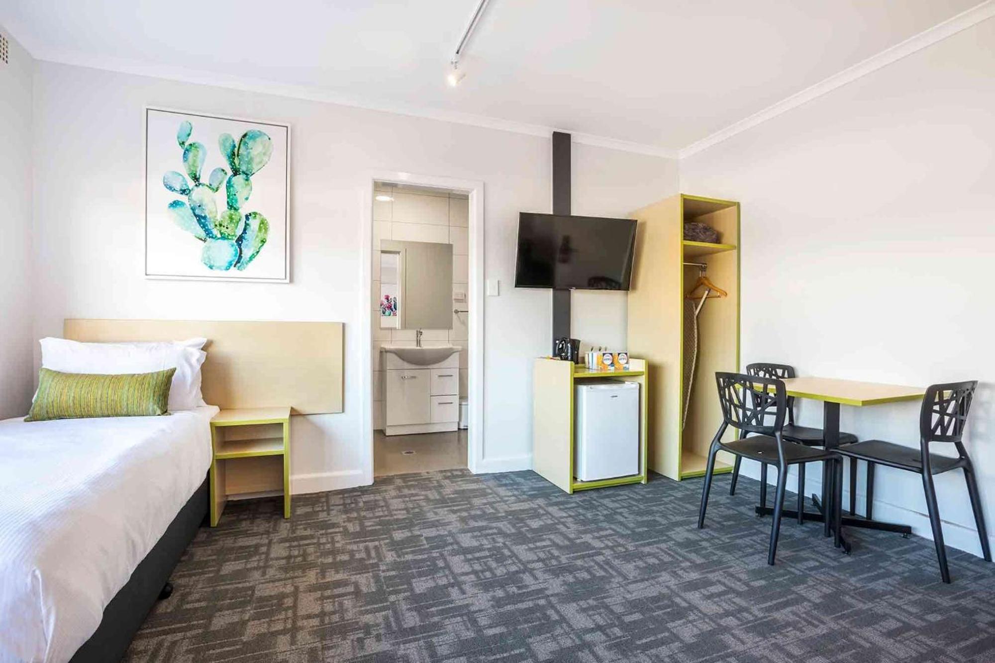 Nightcap At Hume Hotel Bankstown Buitenkant foto