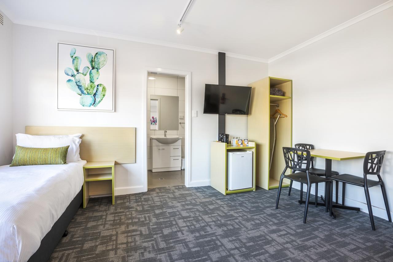 Nightcap At Hume Hotel Bankstown Buitenkant foto