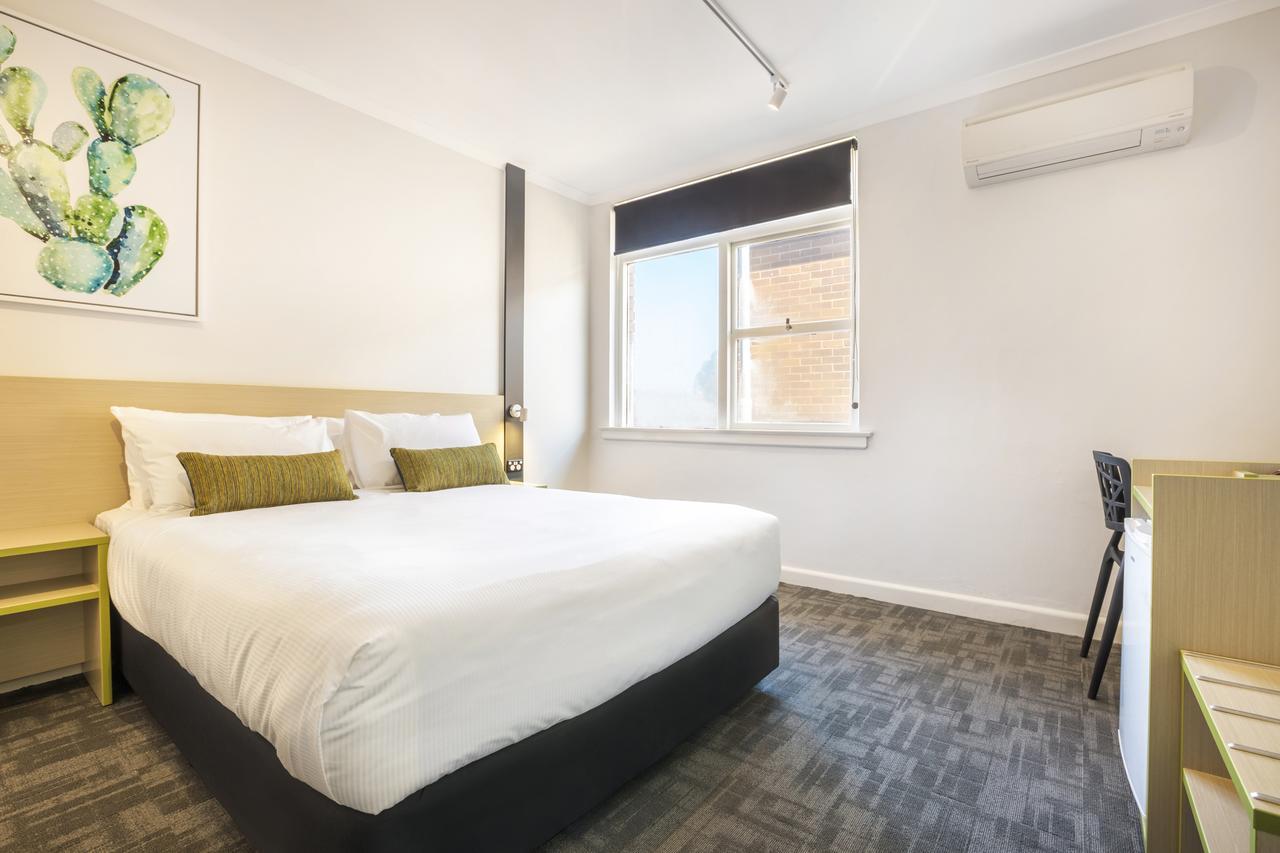 Nightcap At Hume Hotel Bankstown Buitenkant foto