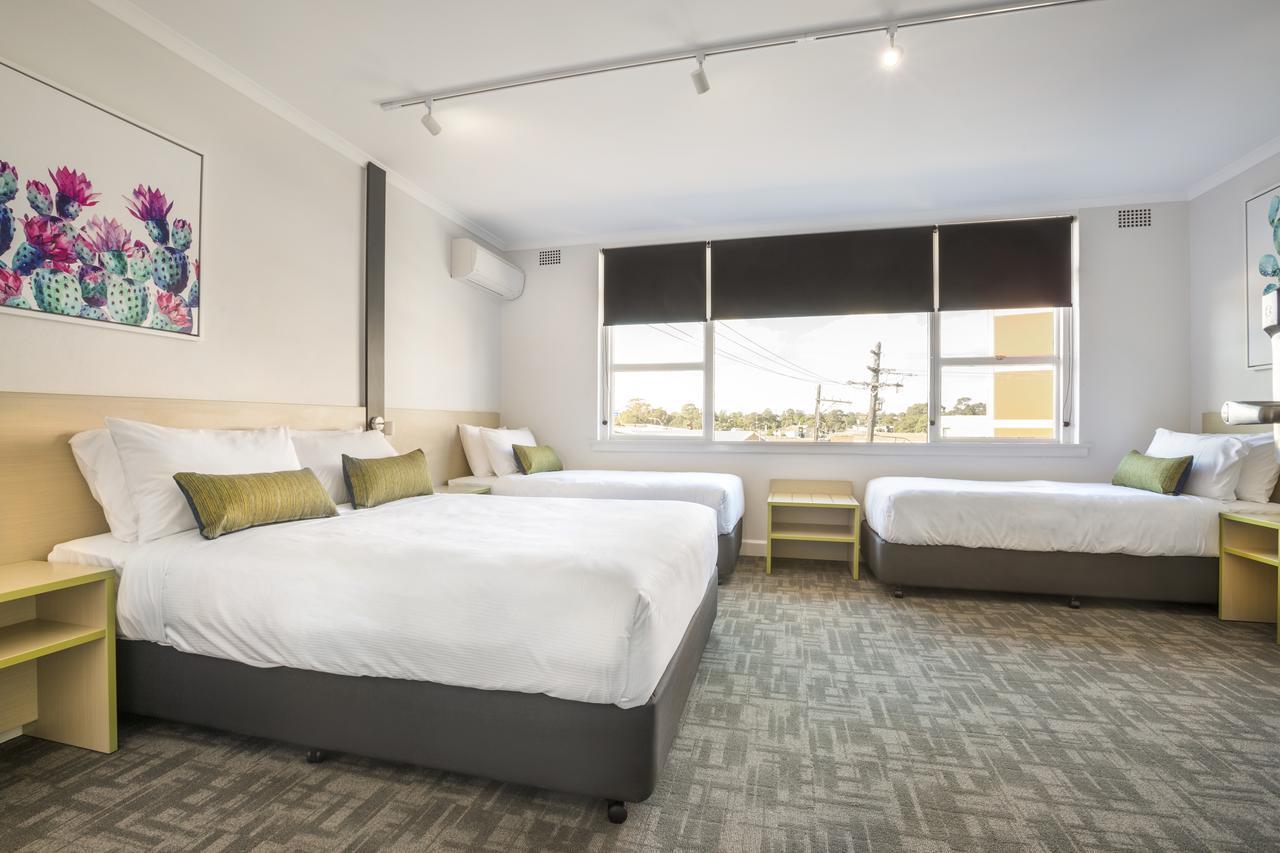 Nightcap At Hume Hotel Bankstown Buitenkant foto